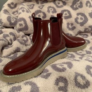Cougar Kensington rain booties. Burgundy color. In really good condition.